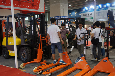 牛力展位現(xiàn)場_展品包括：內(nèi)燃叉車，全電動搬運車，全電動升高車，手動搬運車，電子秤搬運車，腳輪等。