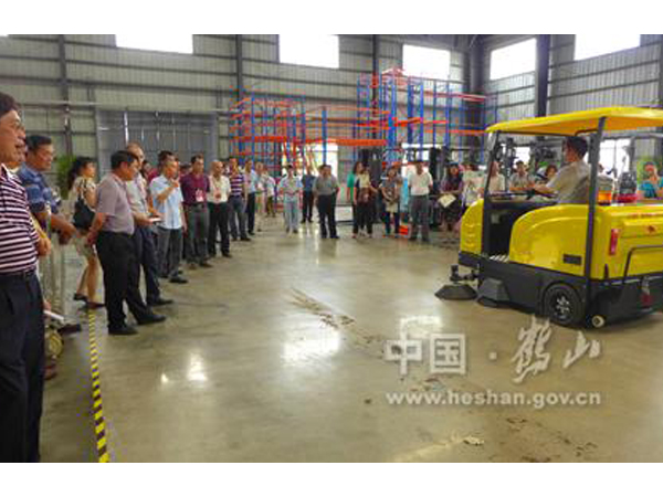 向省、市領(lǐng)導(dǎo)展示操作牛力電動(dòng)掃地車